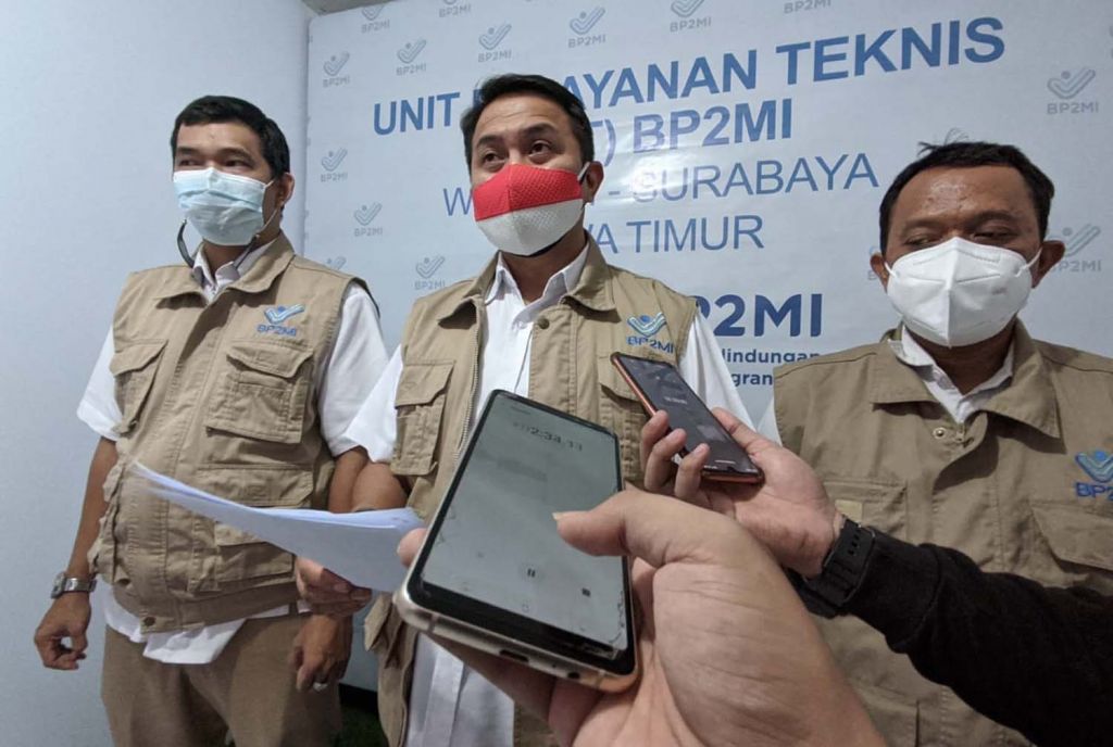 Kepala UPT BP2MI Surabaya, Happy Mei Ardeni (tengah) memberikan keterangan pada wartawan