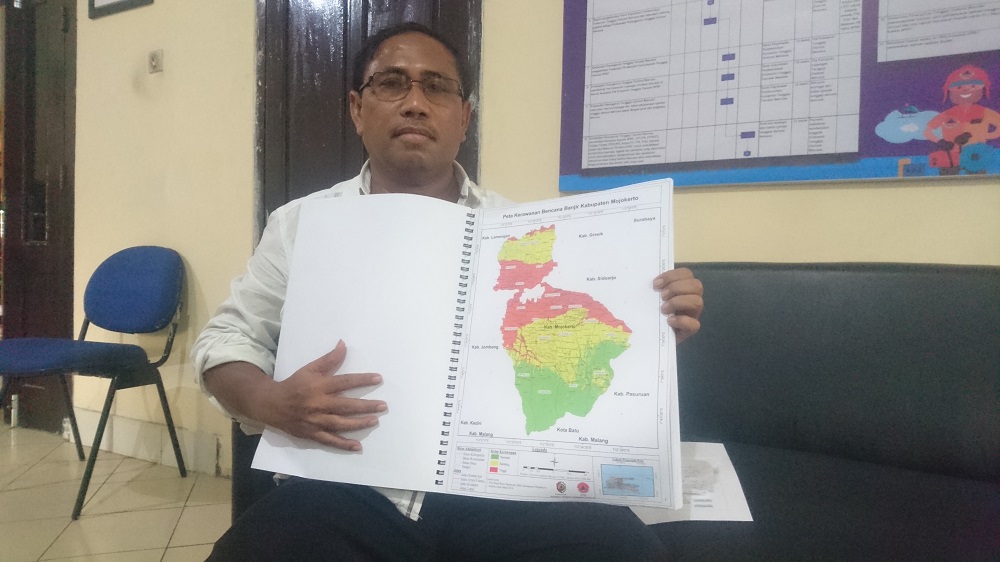 Kalaksa BPBD Kabupaten Mojokerto, Mochammad Zaini saat menunjukkan peta rawan bencana Kabupaten Mojokerto.