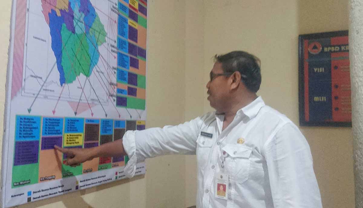 Kepala Pelaksana BPBD Kabupaten Mojokerto, Muhammad Zaini menunjukkan peta rawan bencana