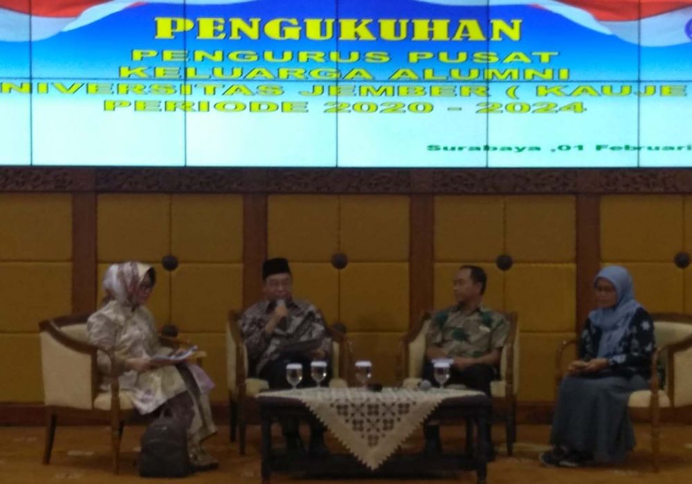 Anggota BPK RI Prof Dr Harry Azhar Azis dalm Dialog Publik dan Pengukuhan Pengurus Pusat Keluarga Alumni Universitas Jember periode 2020-2024 di Surabaya