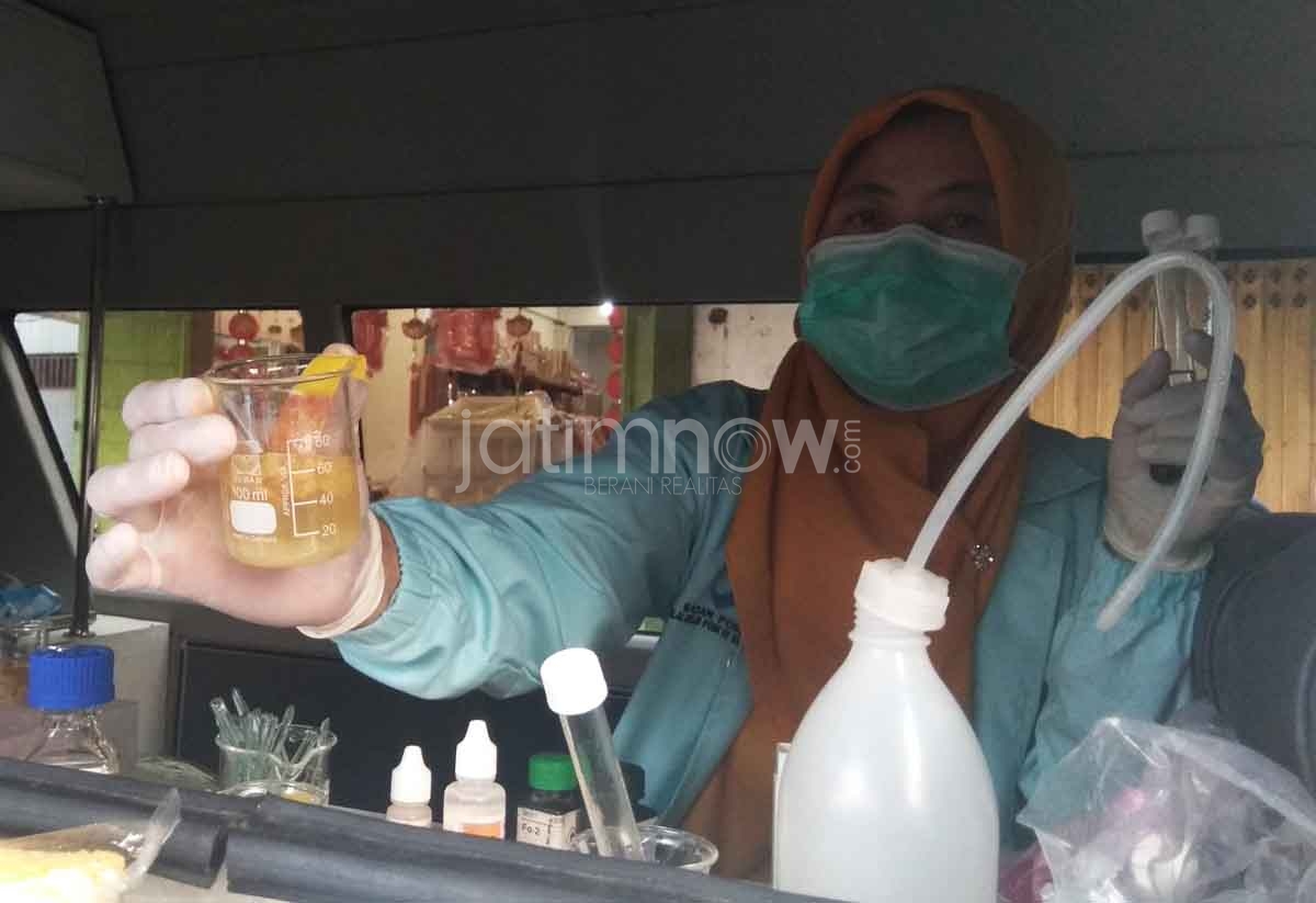 Petugas BPPOM sednag menguji sample makanan dari pasar Pucang Surabaya