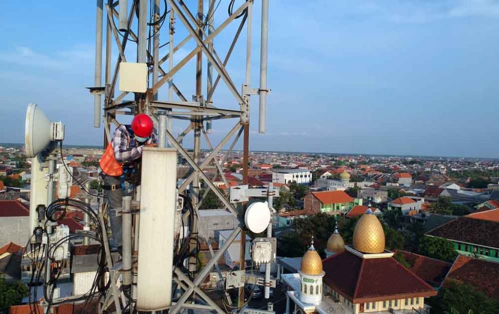 Teknisi XL Axiata sedang melakukan pengecekan terhadap perangkat BTS di Surabaya