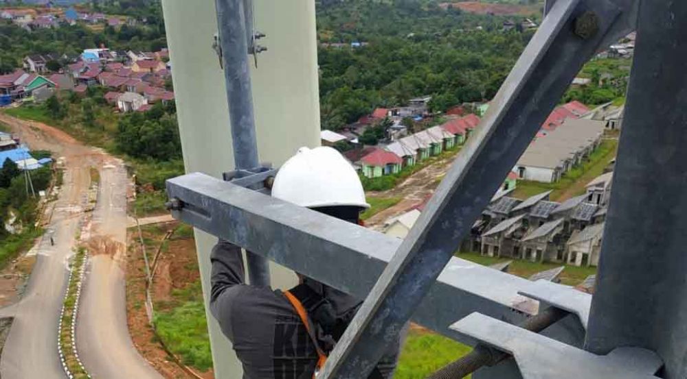 Satu infrastruktur jaringan-BTS milik XL Axiata di sekitar jalan Tol Balikpapan-Samarinda (Tol Balsam) 