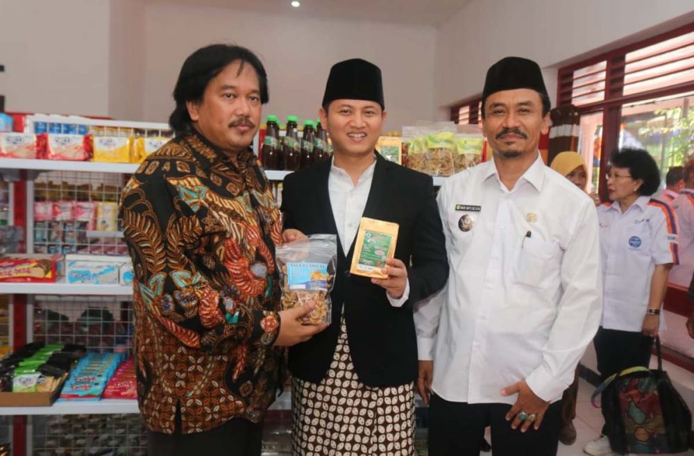 Bupati Nur Arifin menunjukkan produk yang dijual di BUMN Shop, BUMDESMA di Trenggalek