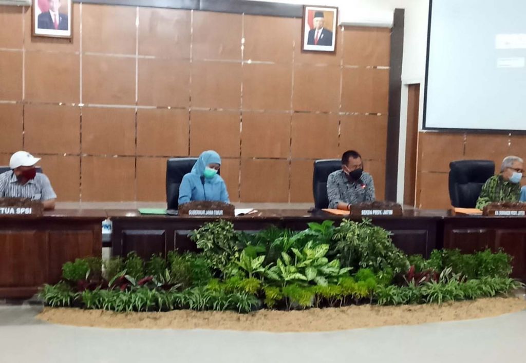 Gubernur Jatim Khofifah Indar Parawansa memimpin rapat di Bakorwil Malang