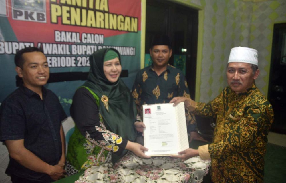 Direktur RSUD Genteng dr Taufik Hidayat saat mengembalikan formulir pendaftaran ke Kantor DPC PKB Banyuwangi