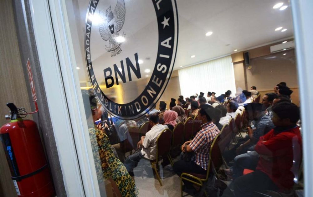 Ratusan bacakades se Kabupaten Sampang dites urine di Kantor BNNP Jatim, Jalan Raya Sukomanunggal, Surabaya