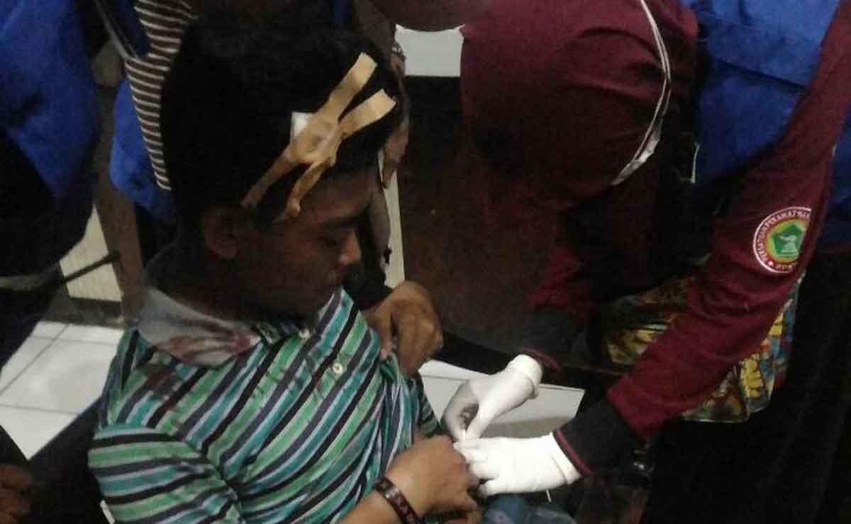 Pria ini Dibacok dan Dirampas Motornya, Dibegal?