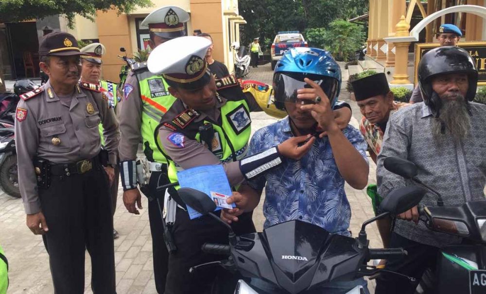 Sosialisasi Keselamatan Berkendara, Polisi di Blitar Bagi-bagi Helm