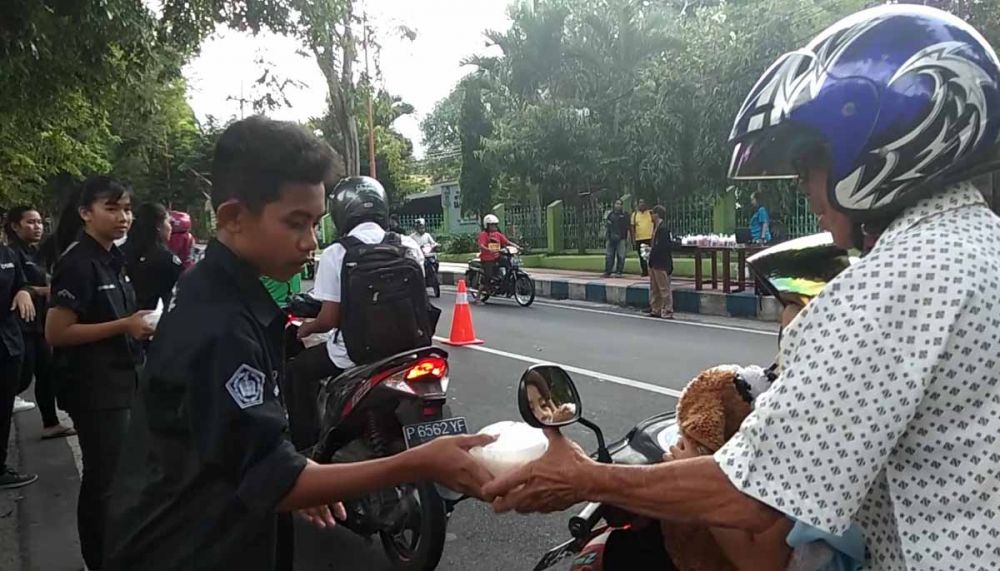 Para pelajar SMAK Hikmah Mandala Banyuwangi bagi-bagi takjil