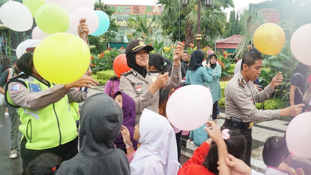 Keceriaan Anak-anak di Surabaya Terima Balon dari Polisi