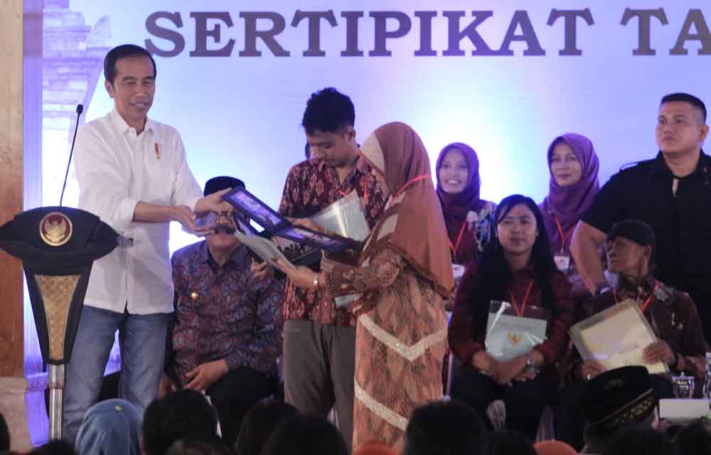 Presiden Jokowi membagikan 2500 sertifikasi tanah di Kabupaten dan Kota Blitar 