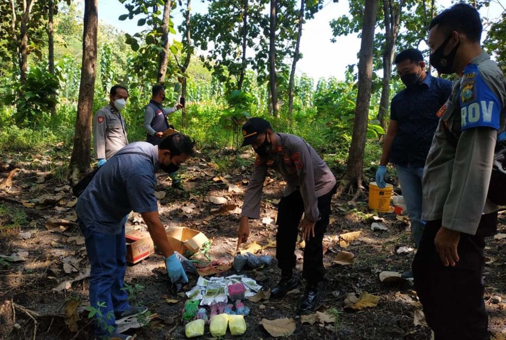 Polisi menunjukkan bahan-bahan petasan yang hendak dimusnahkan