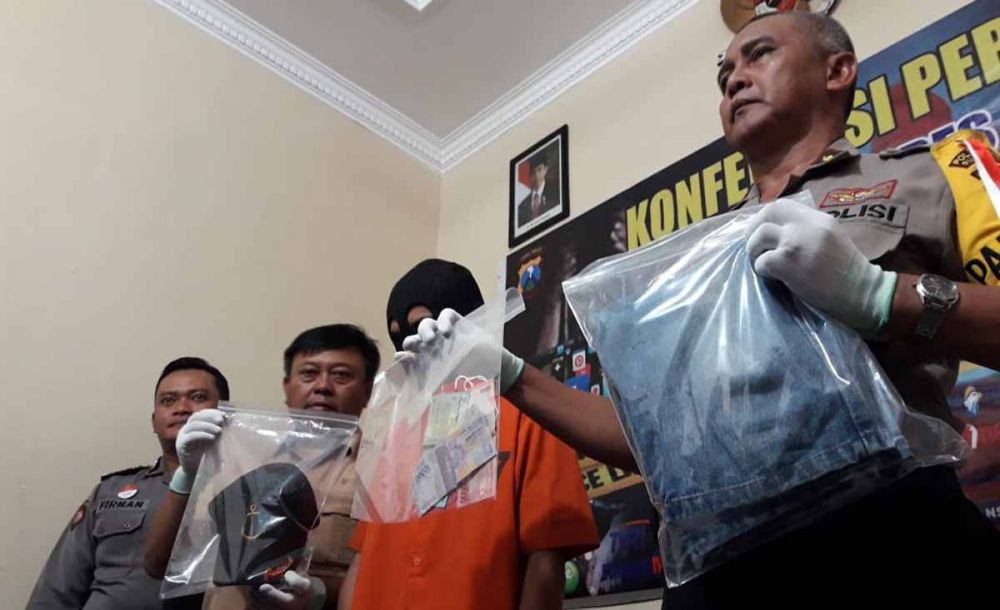  Kapolsek Tandes, Kompol Kusminto menunjukkan sang preman dan barang bukti pemerasannya