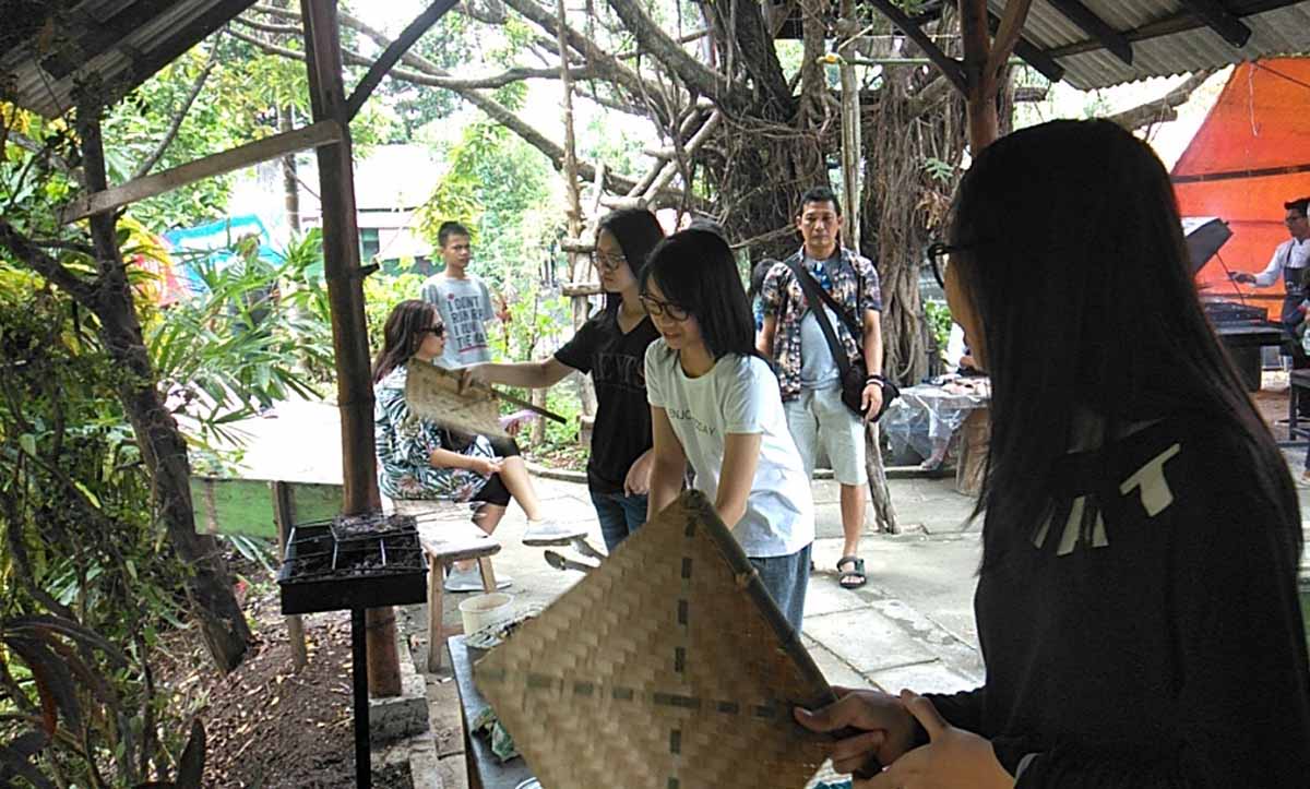 Suasana bakar ikan segar di Kolam Pemancingan Betri, Kecamatan Siman, Ponorogo