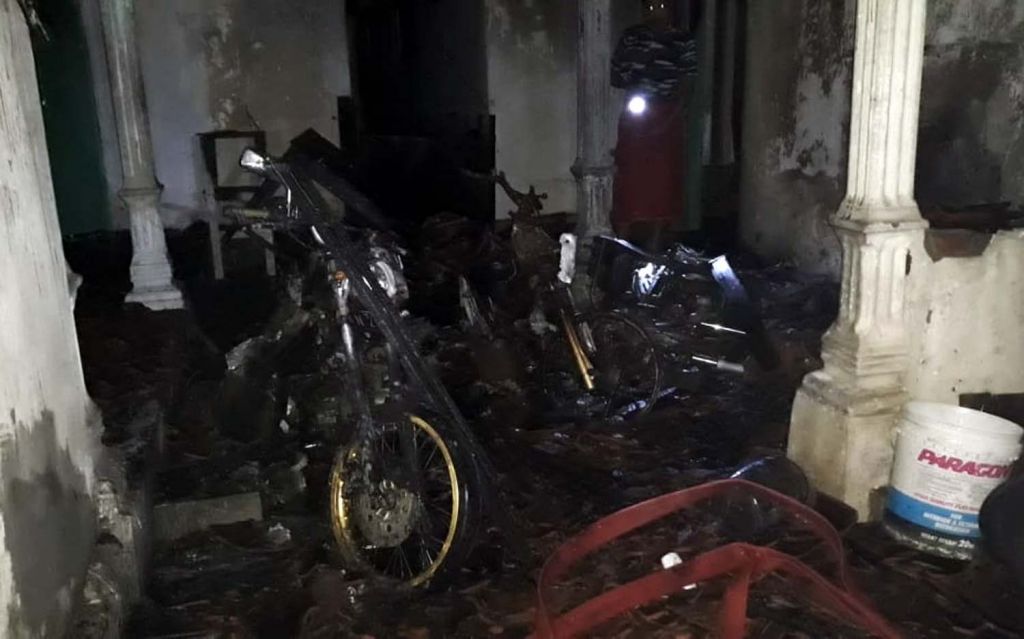 Penampakan rumah dan motor di Pasuruan yang dibakar mantan suami