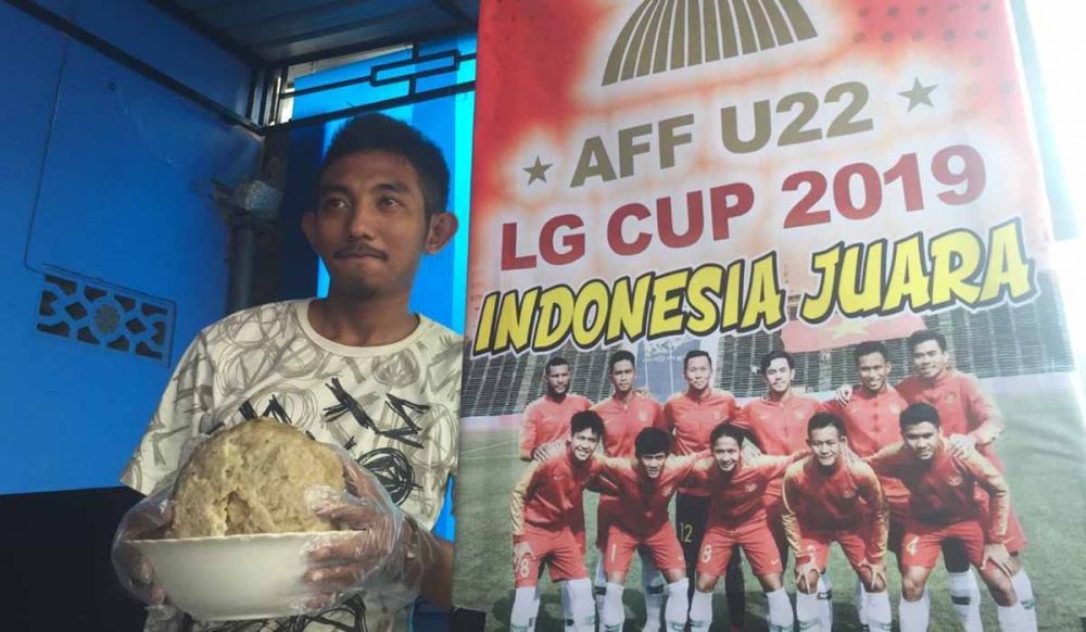 Dika Nur Saputra, warga Kota Blitar menunjukkan bakso jumbo yang dibuatnya