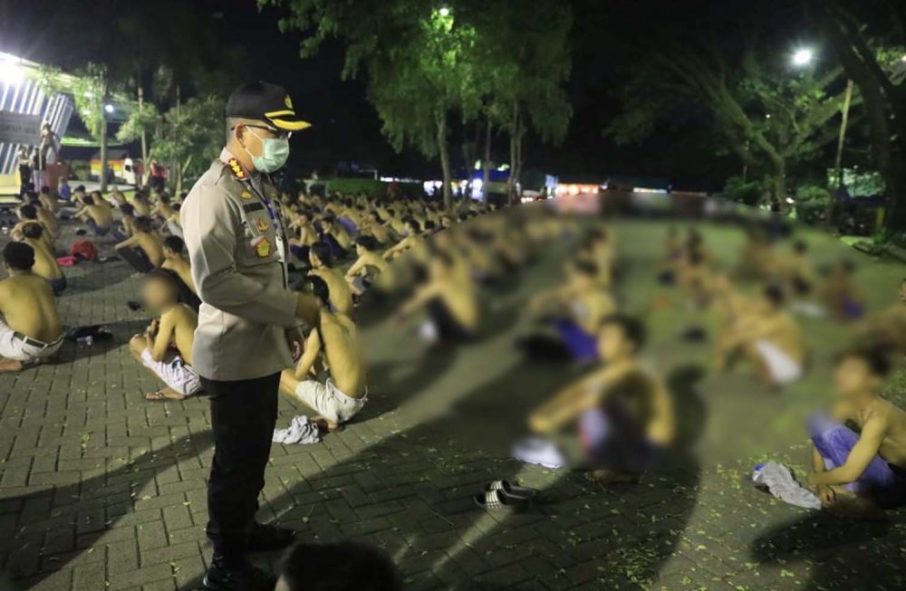 Kapolresta Malang Kota Kombes Pol Leonardus Simarmata memberikan imbauan kepada ratusan remaja yang diciduk lantaran terlibat balap liar