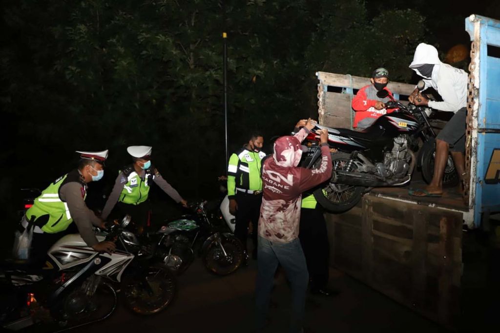 Polisi menyita motor yang dipakai balap liar di Mojokerto