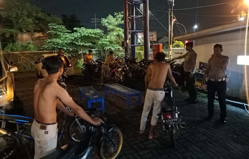 Sejumlah motor protolan dan para joki yang dikepung di arena balap liar diamankan Satlantas Polres Pasuruan