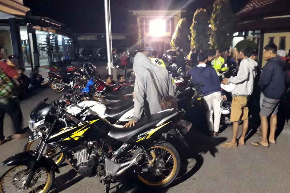 Para joki dan motor yang mereka pakai untuk balap liar diamankan di Mapolres Ponorogo