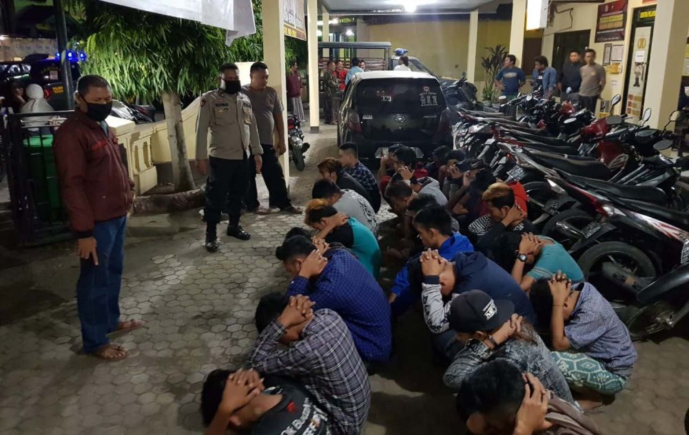 Para pemuda yang terlibat balap liar diberi pembinaan di Mapolsek Arjasa, Polres Situbondo