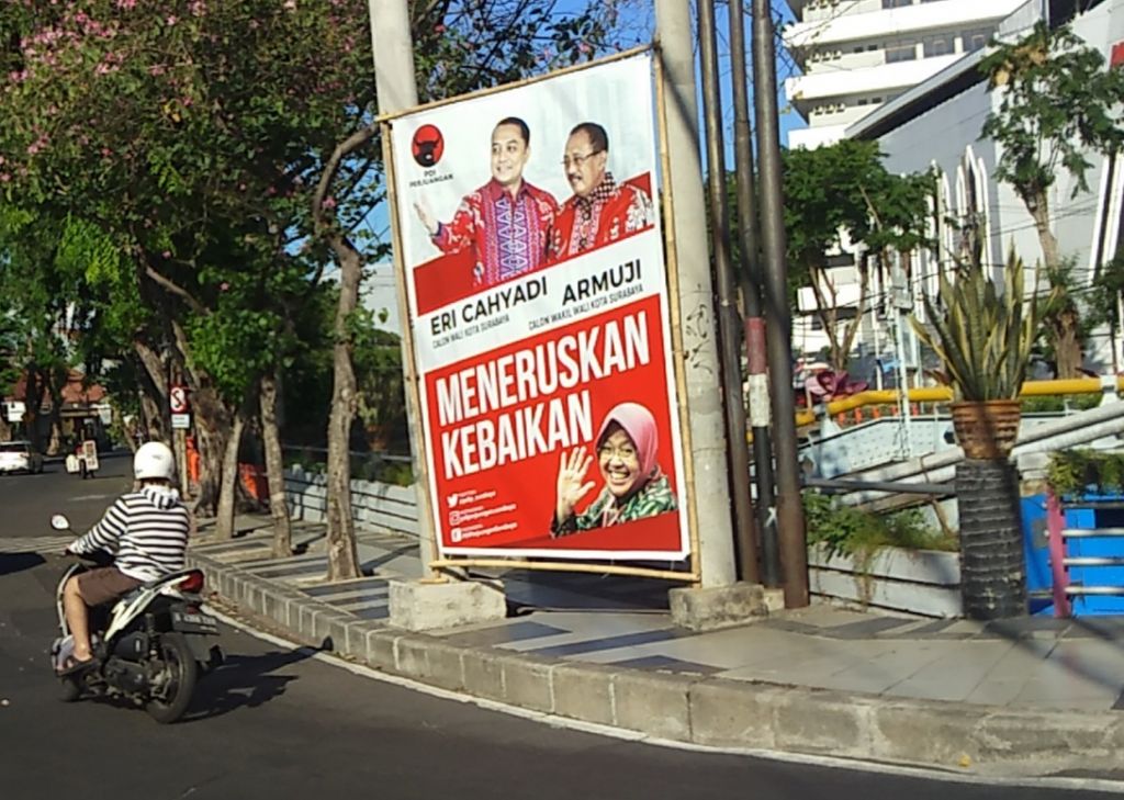 Baliho Eri-Armudji (Erji) yang terpasang di dekat Jembatan Jalan Yos Sudarso, Surabaya hingga pukul 12.45 Wib, Minggu (4/10/2020) belum ditertibkan