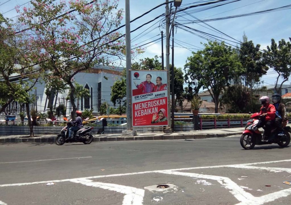 Baliho liar Paslon Erji masih terpasang di dekat Jembatan Jalan Yos Sudarso, Surabaya, pukul 11.13 Wib, Jumat (2/10/2020)