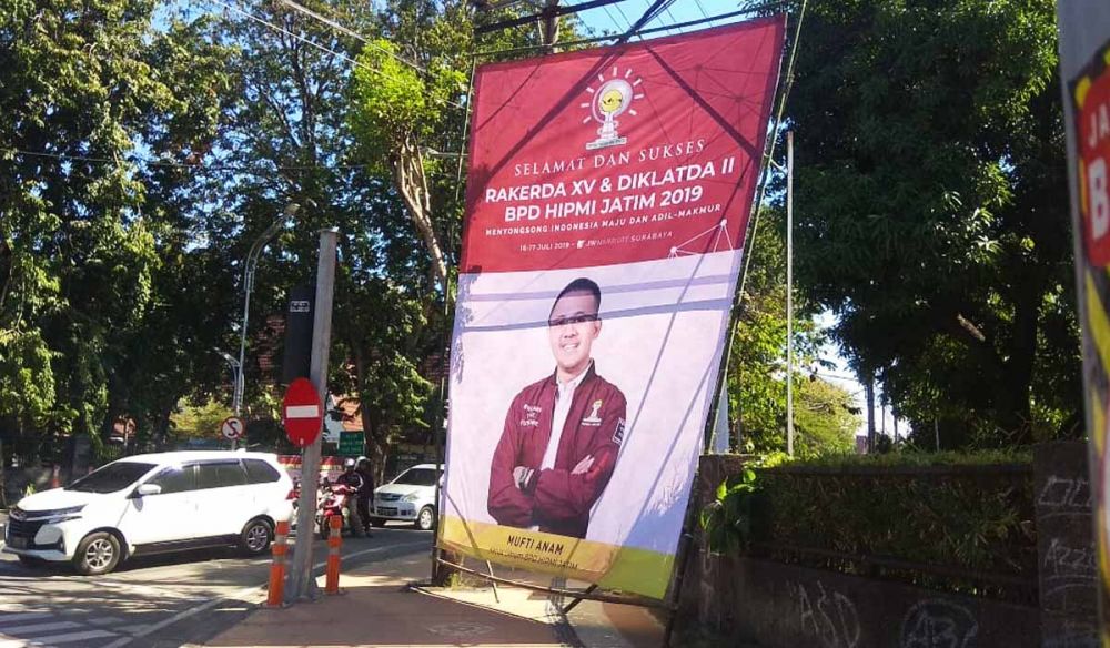 Baliho Ketum HIPMI Jatim Mufti Anam di sudut Jalan Bengawan-Jalan Raya Darmo, Surabaya (foto-foto: Farizal Tito/jatimnow.com)