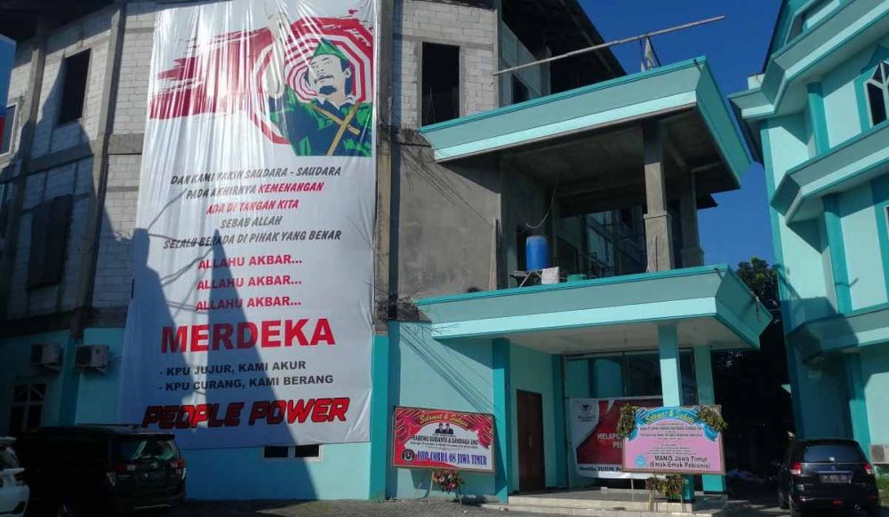 Baliho 'People Power' dipasang Posko Rumah Pemenangan Prabowo-Sandi Jawa Timur di kawasan Gayungan, Surabaya