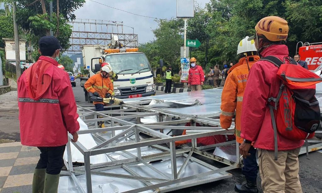 Baliho yang roboh diterjang angin kencang di Kota Batu