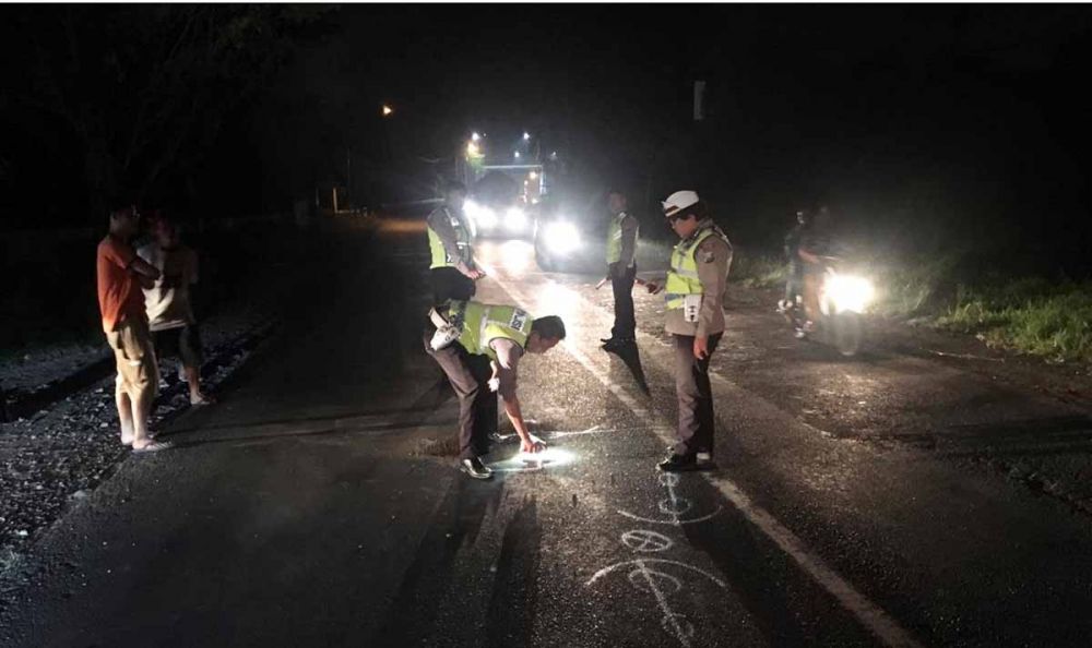 Anggota Unit Laka Satlantas Polres Pasuruan melakukan olah TKP di lokasi kecelakaan