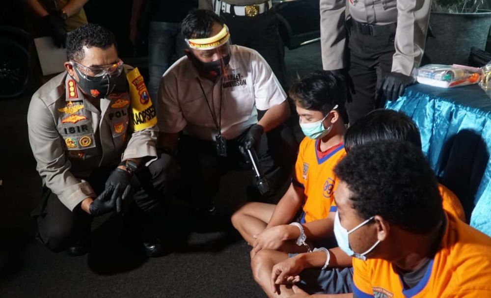 Kapolrestabes Surabaya Kombes Pol Jhonny Eddison Isir dan Kasat Resnarkoba AKBP Memo Ardian menginterogasi tersangka lain yang ikut ditangkap