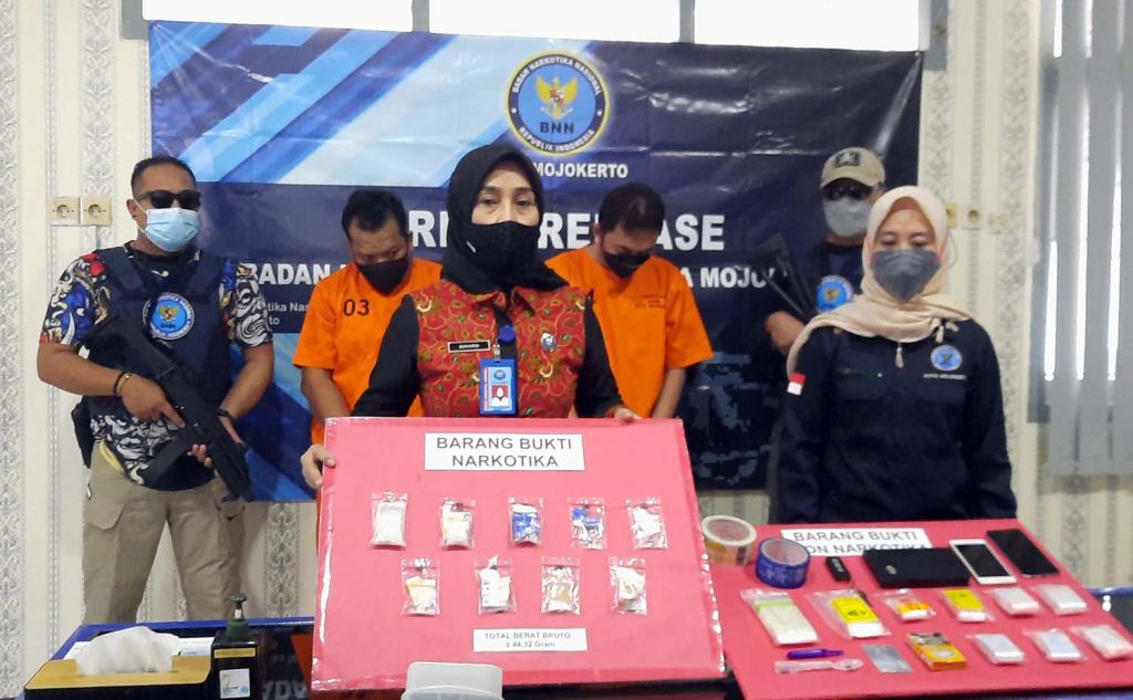 Dua pengedar narkoba dan barang bukti sabu diamankan BNN Kota Mojokerto