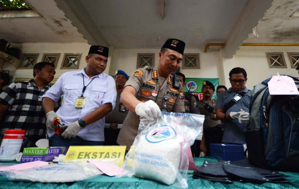 Kapolrestabes Surabaya Kombes Pol Sandi Nugroho dan Kasat Resnarkoba AKBP Memo Ardian menunjukkan barang bukti bandar yang ditembak mati