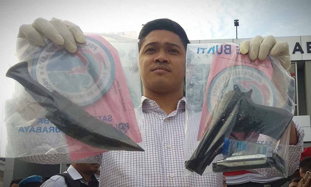 Iptu Yudhy Triananta Saeful Mamma menunjukkan pistol dan pisau penghabisan milik sang bandar narkoba