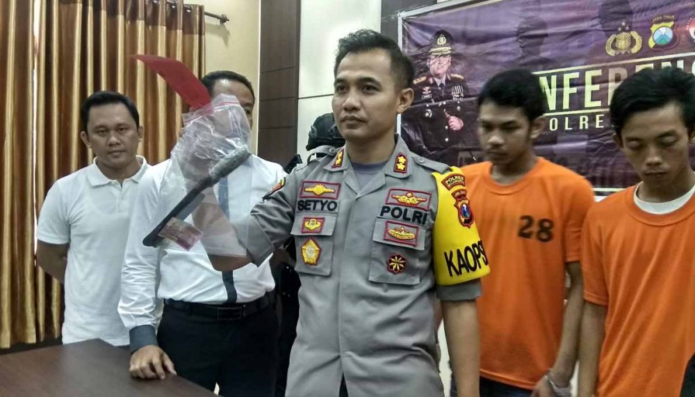 Todongkan Pisau, Dua Bandit di Mojokerto ini Rampas HP Korban