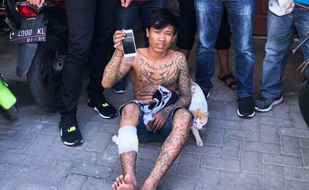 Adi Angger Setiawan, jambret bertato 'My Mother Is Angel' yang mewek saat ditangkap Unit Jatanras Satreskrim Polrestabes Surabaya
