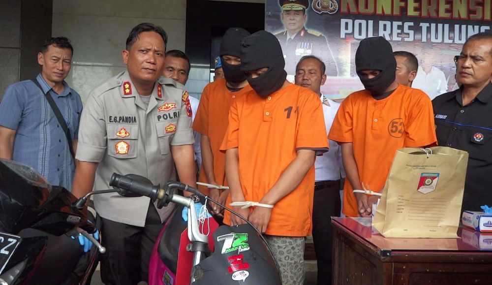 Kapolres Tulungagung AKBP Eva Guna Pandia menunjukkan ketiga bandit cilik dan motor hasil curian