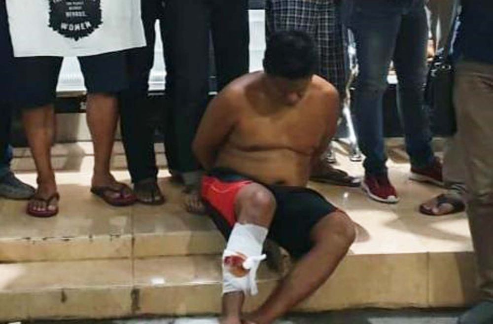 Bandit bersenjata pedang yang dilumpuhkan polisi dengan tembakan
