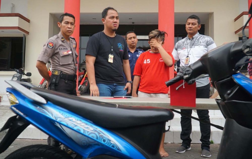 Febry Eka Cahya (menutup wajah), bandit jalanan yang ditembak Unit Jatanras Satreskrim Polrestabes Surabaya