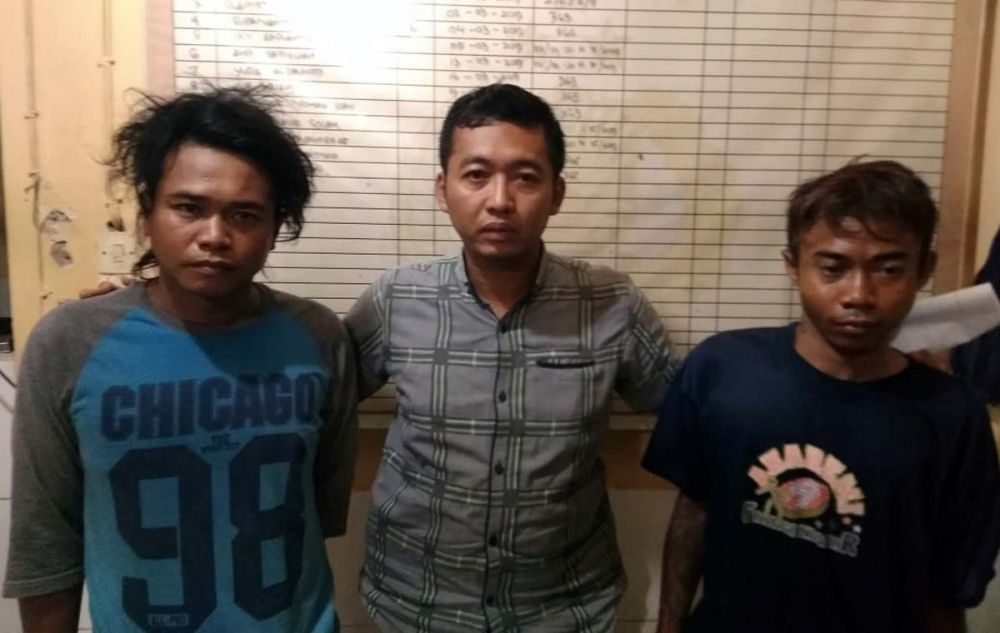 Kanitreskrim Polsek Wonokromo Ipda Arie Pranoto (tengah), mengamankan kedua pelaku
