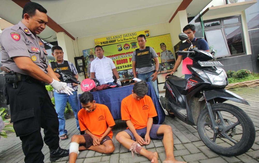 Tembakan Polisi Lumpuhkan Kaki Dua Bandit Pencuri 20 Motor di Surabaya