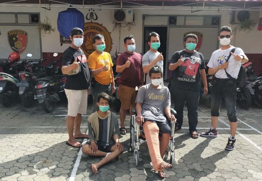 Tim Unit Reskrim Polsek Bubutan menembak kaki dua bandit motor