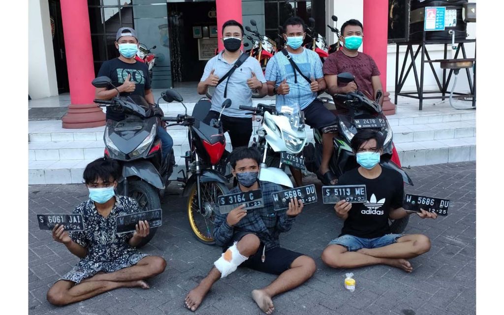 Tiga bandit motor yang diringkus Unit Resmob Polrestabes Surabaya