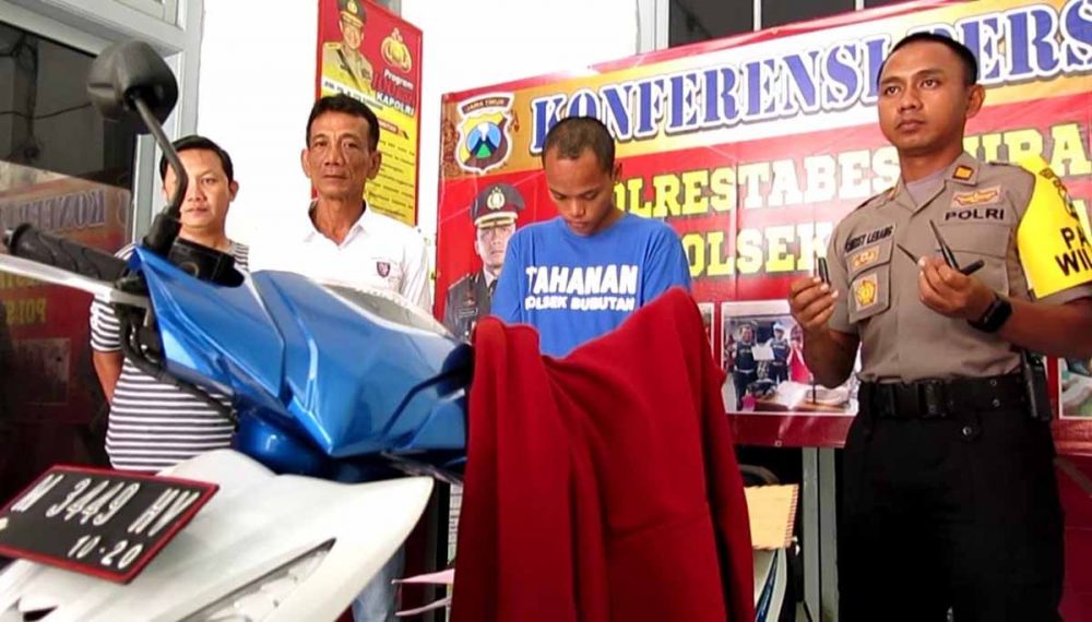 Pelaku saat diamankan di Mapolsek Bubutan Surabaya