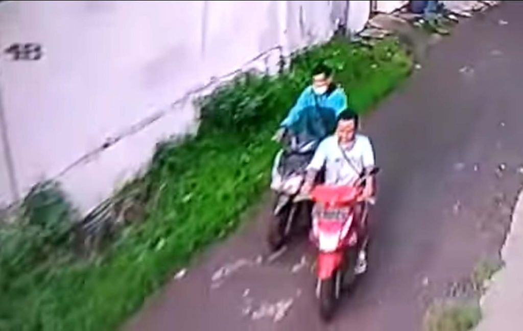 Gak Ada Akhlak! Dua Bandit ini Santai saat Bawa Kabur Motor Curian