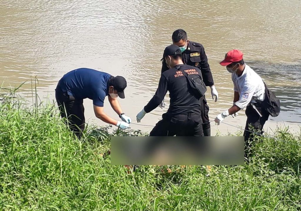 Proses evakuasi mayat bandit motor asal Pasuruan di Sungai Panjang Jiwo, Surabaya