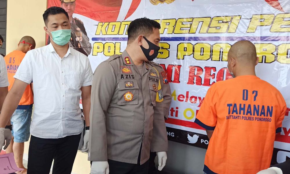 Kapolres Ponorogo, AKBP Mochamad Nur Azis menginterogasi salah satu bandit pecah kaca mobil