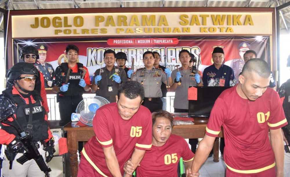 Tiga bandit pembobol brankas berisi uang Rp 1,1 miliar diamankan di Mapolres Pasuruan Kota